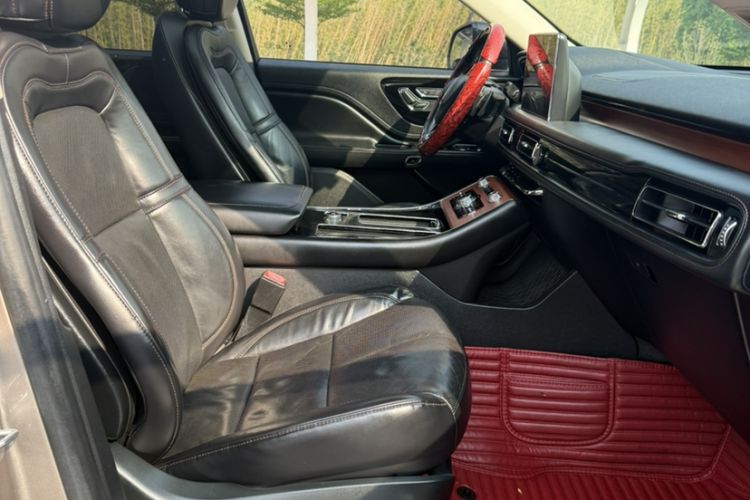 Used Lincoln Aviator 2020 3.0T V6 All-Wheel-Drive Premium Edition Right Front Seat