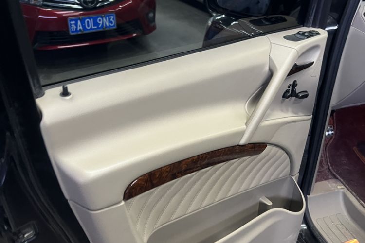 Used Mercedes-Benz Viano 2014 3.5L Premier Edition Interior 12