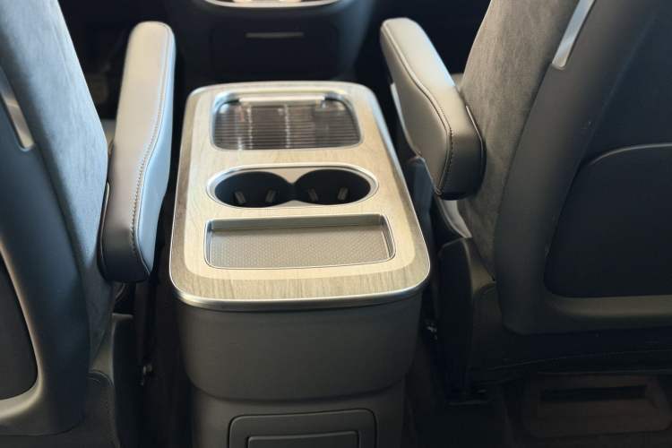 Used Hongqi HQ9 PHEV 2024 2.0T Four-Wheel Drive Business Edition Interior 4