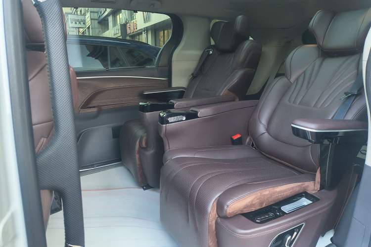 Used Toyota Granvia 2023 2.5L Hybrid Luxury Edition Interior 5