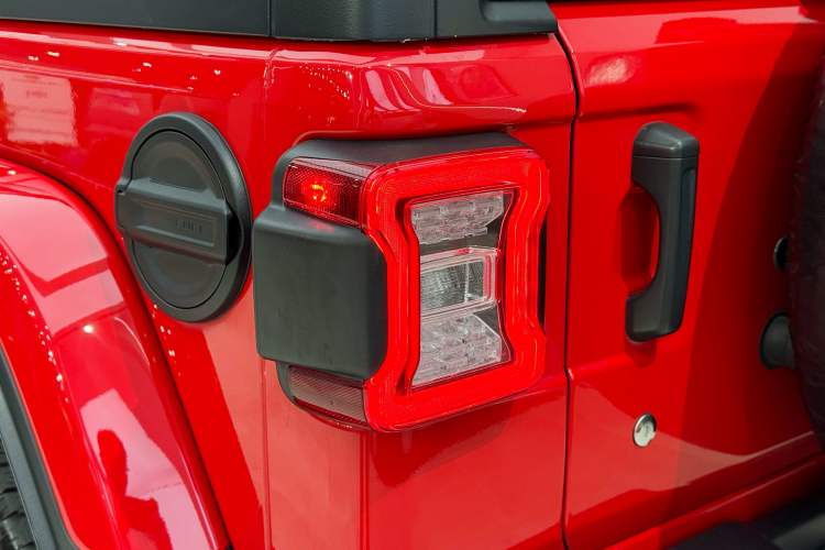 Used Jeep Wrangler 2019 2.0T Sahara Four-Door Version China VI Emission Standard