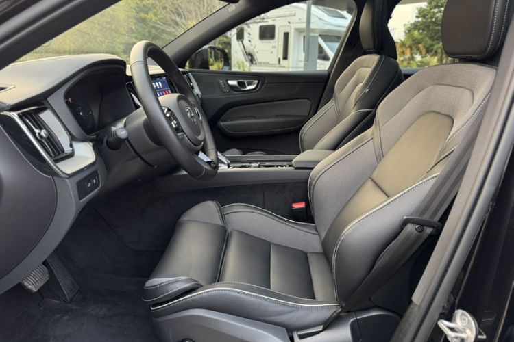 Used Volvo XC60 New Energy 2025 Plug-in Hybrid Long-Range All-Wheel Drive Zhiyuan Extreme Night Black Edition