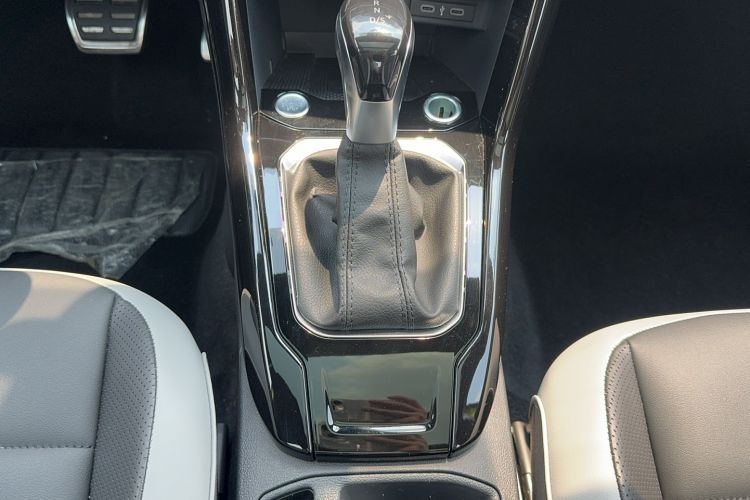Used Volkswagen T-ROC 2023 300TSI DSG Two-Wheel Drive Starlight Edition Gear Lever