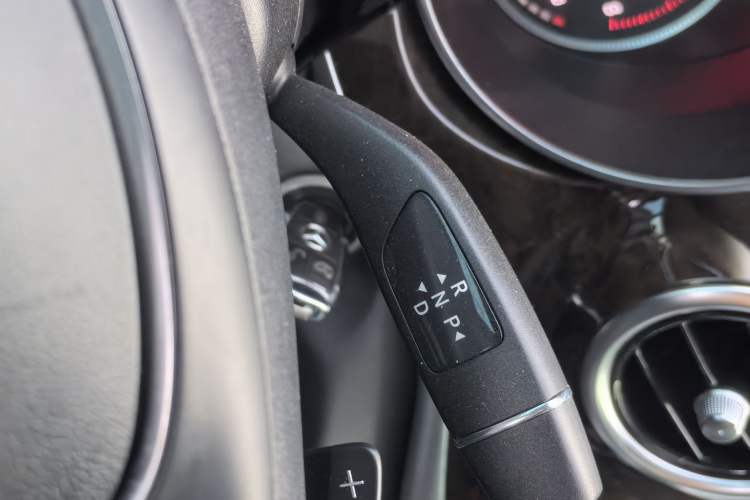 Used Mercedes-Benz V-Class 2017 V 260 L Prestige Extended Edition Gear Lever