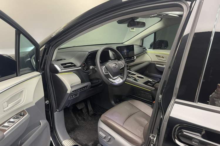 Used Toyota Sienna 2024 2.5L Hybrid Comfort Edition
