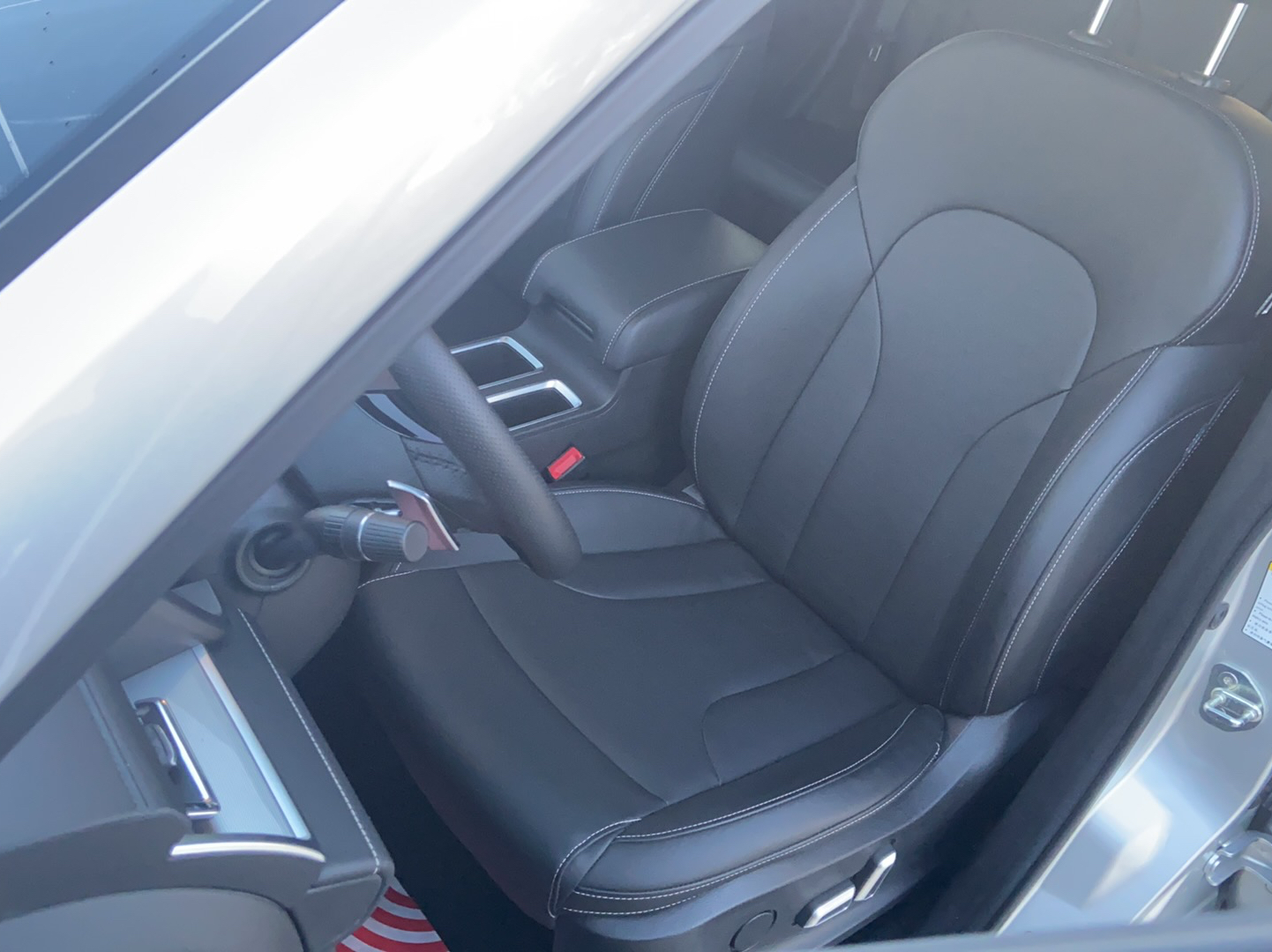 Переднее сиденье в автомобиле