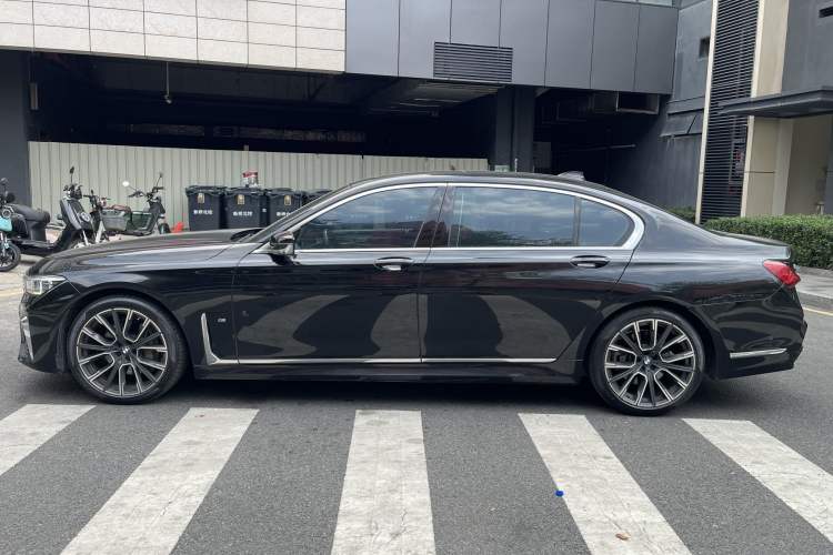 Used BMW 7 Series 2019 Updated 740Li Luxury Version M Sport Package Exterior 4