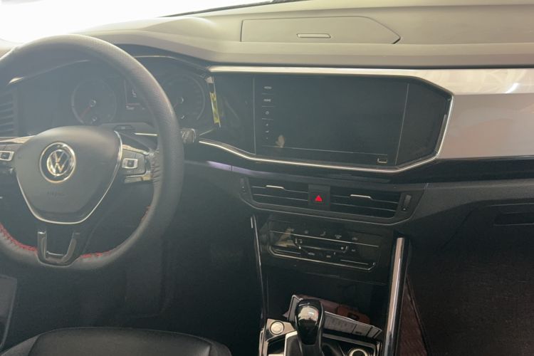 Used Volkswagen Tayron 2020 280TSI Two-Wheel Drive Luxury Connect Edition Audio And AC Panel