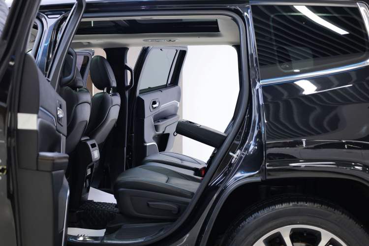 Used Jeep Grand Commander 2018 2.0T Four-Wheel Drive Smart Enjoyment Version China V Emission Standard
