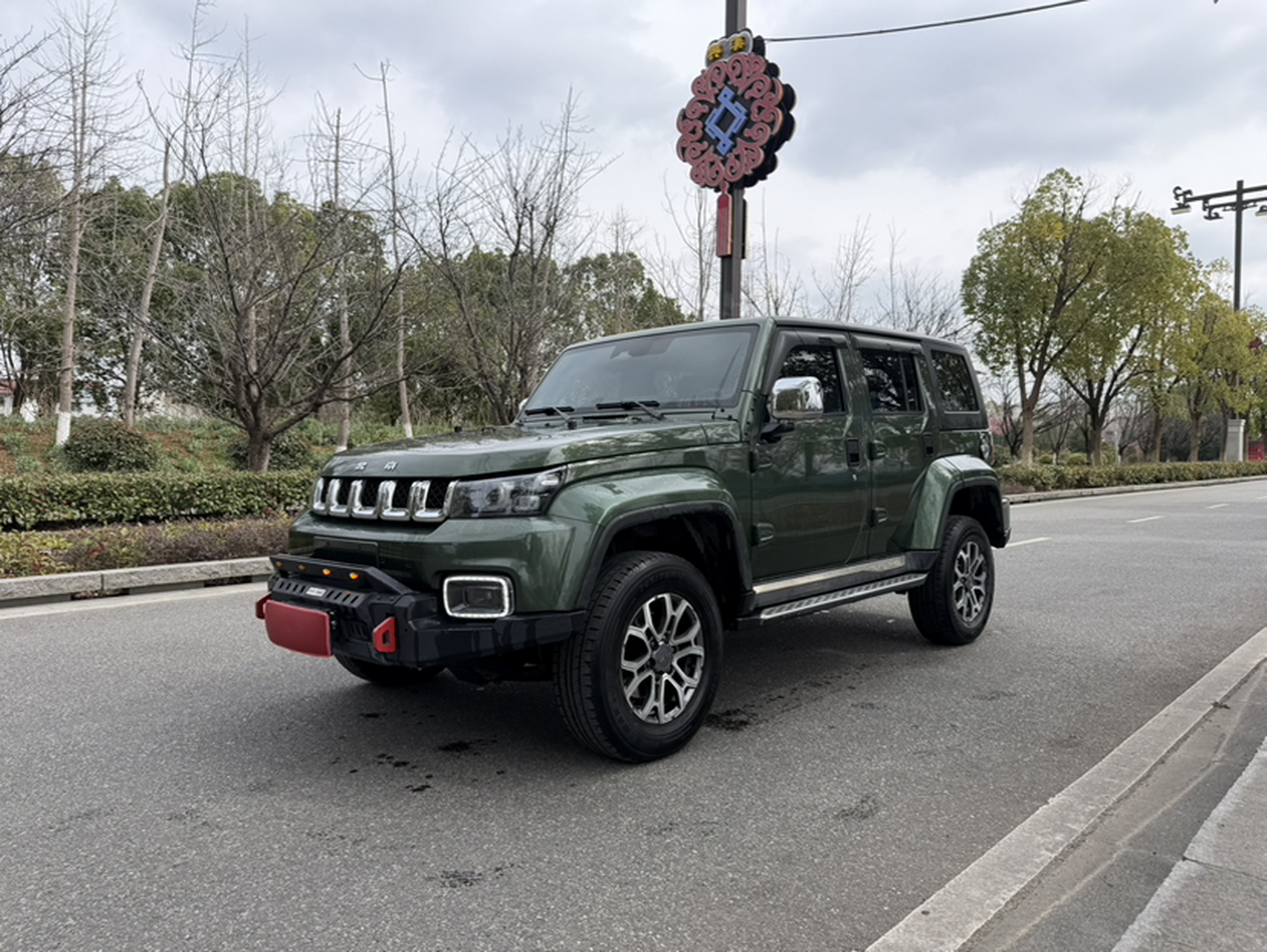 Под передней частью автомобиля