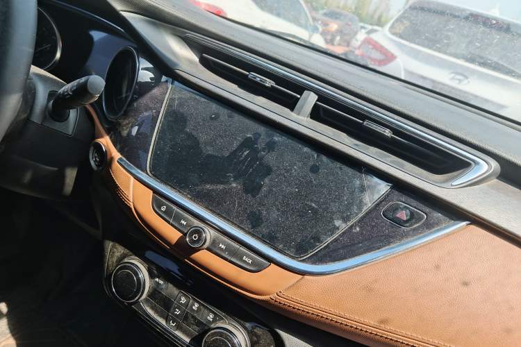 Used Buick Encore GX 2020 20T CVT Two-Wheel Drive Luxury Version Interior 8