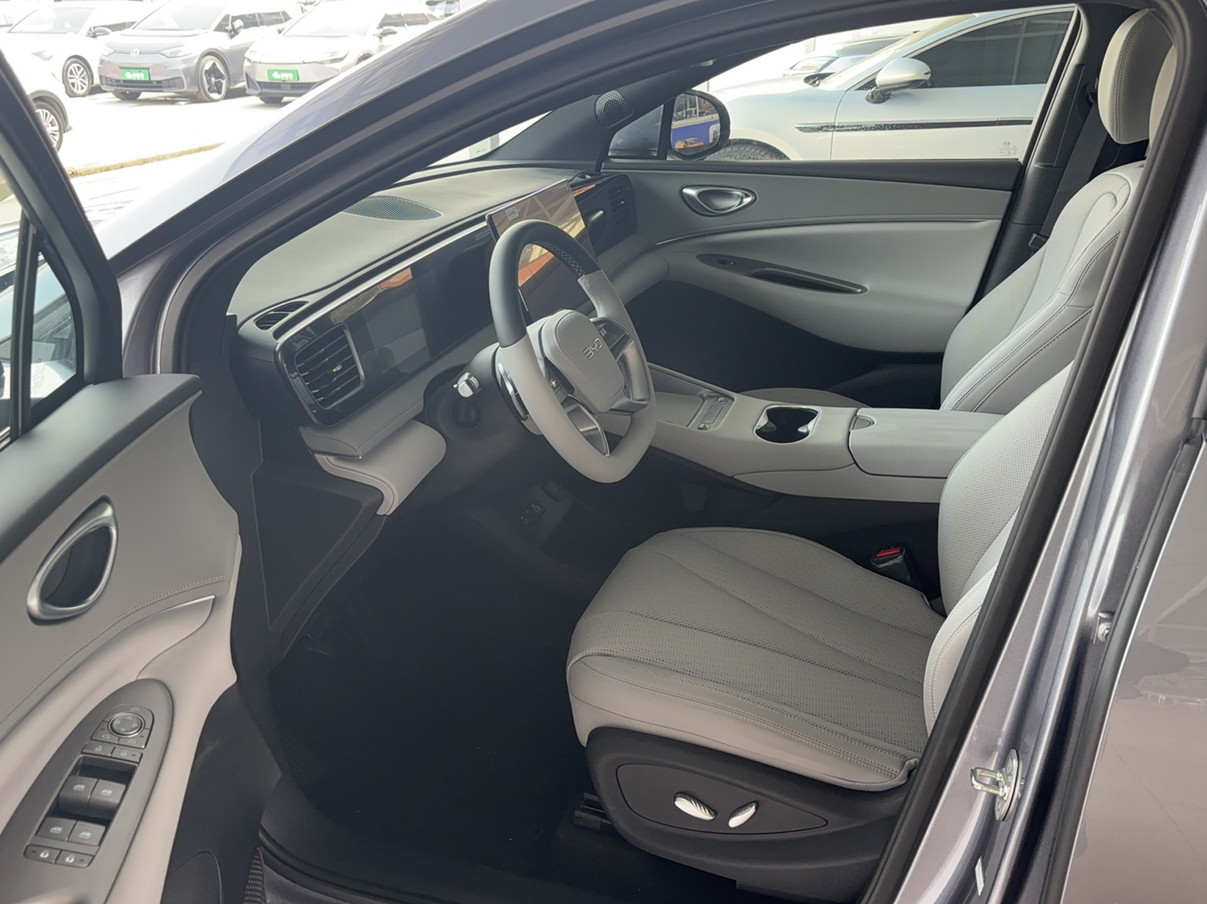 Переднее сиденье в автомобиле