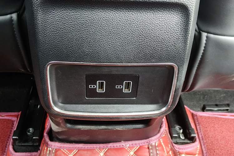 Used Roewe i5 2020 1.5L Manual 4G Connect Leehao Flagship Edition Interior 5