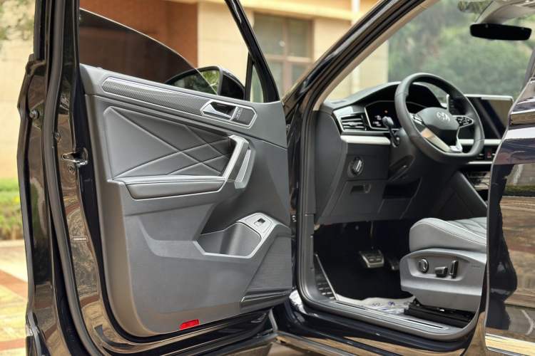 Used Volkswagen Tiguan L 2023 330TSI Automatic Two-Wheel Drive R-Line Enjoyment Edition