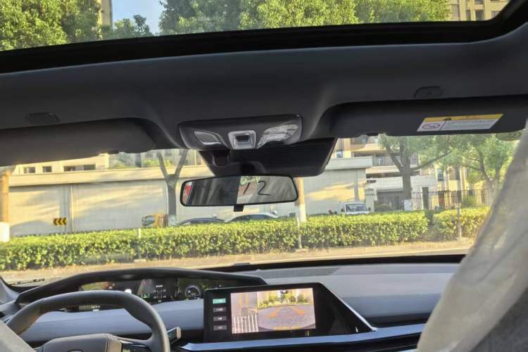 Used Changan UNI-V iDD 2024 Blue Whale Smart Electric iDD 136km ZhiKu Model