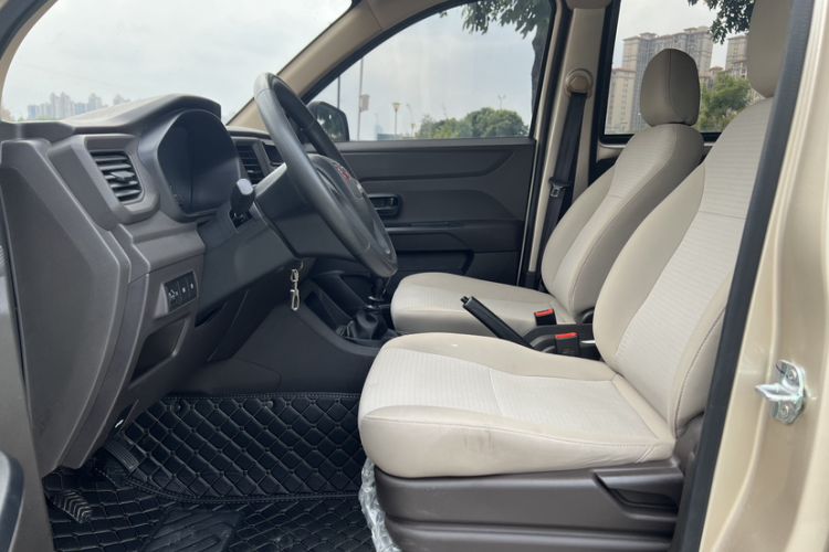 Used Wuling Hongguang V 2022 1.5L Jingqu Edition Electric-Assist LAR Interior 6