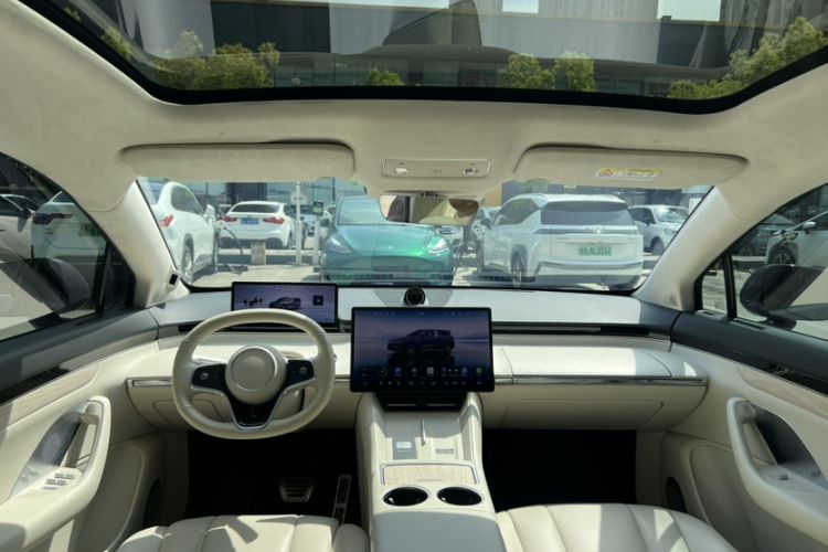 Used Hima Luxeed R7 2025 Range-Extended Version 251 km Max Interior 3