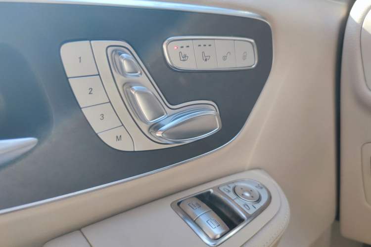 Used Mercedes-Benz V-Class 2016 V 260 L Prestige Extended Edition Interior 8