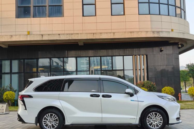 Used Toyota Sienna 2021 2.5L Hybrid Premium Edition
