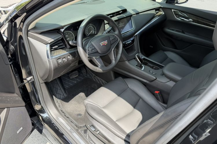 Used Cadillac XT5 2018 25T Luxury Model Interior 9