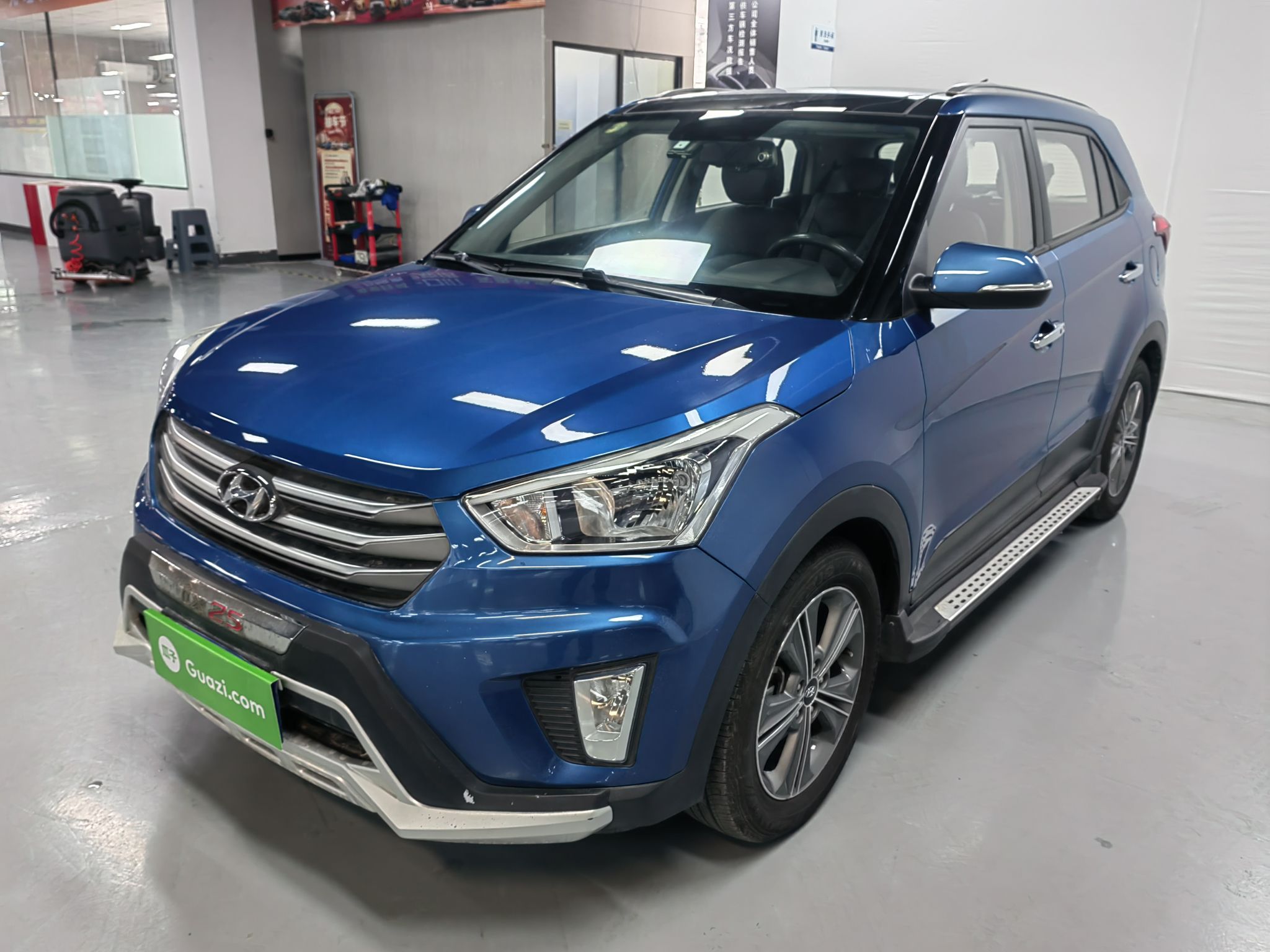 تحت مقدمة السيارة