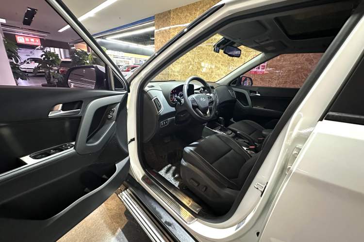 Used Hyundai ix25 2015 1.6L Automatic Two-Wheel-Drive Deluxe DLX Model