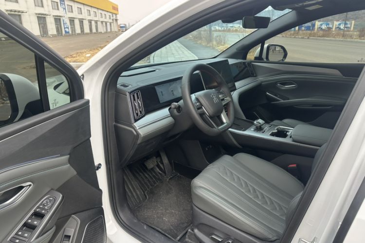 Used BYD Song L DM-i 2025 Intelligent Driving Version 112 km Beyond-Range Type Interior 3