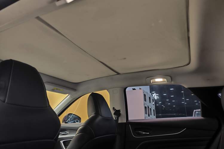 Used Venucia V 2021 260T Idol Edition Headliner