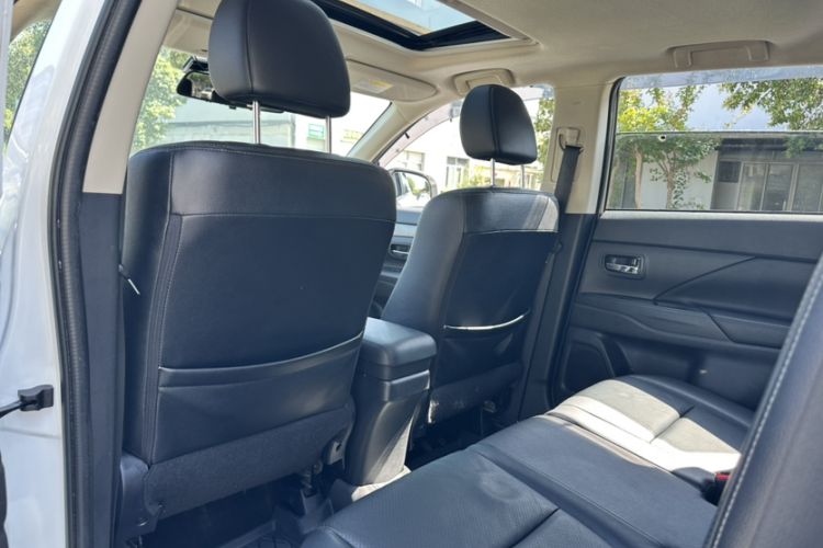 Used Mitsubishi Outlander 2014 2.4L 4x4 Deluxe Value Edition 7 Seats