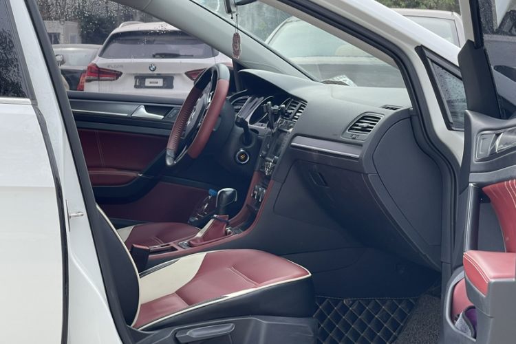 Used Volkswagen Golf 2017 1.6L Automatic Comfort Million-Vehicle Anniversary Edition Interior 5