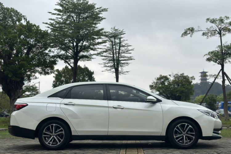 Used Venucia D60 2018 1.6L Manual Smart Connect Elite Edition Exterior 5