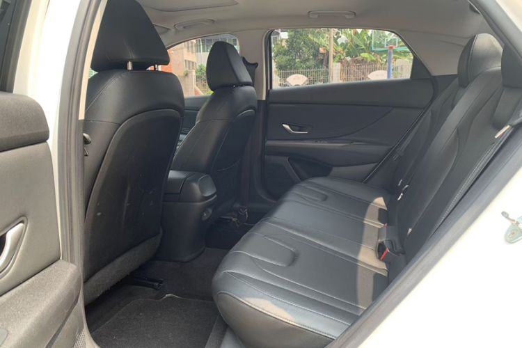 Used Hyundai Elantra 2021 1.5L CVT LUX Prestige Edition Interior 4