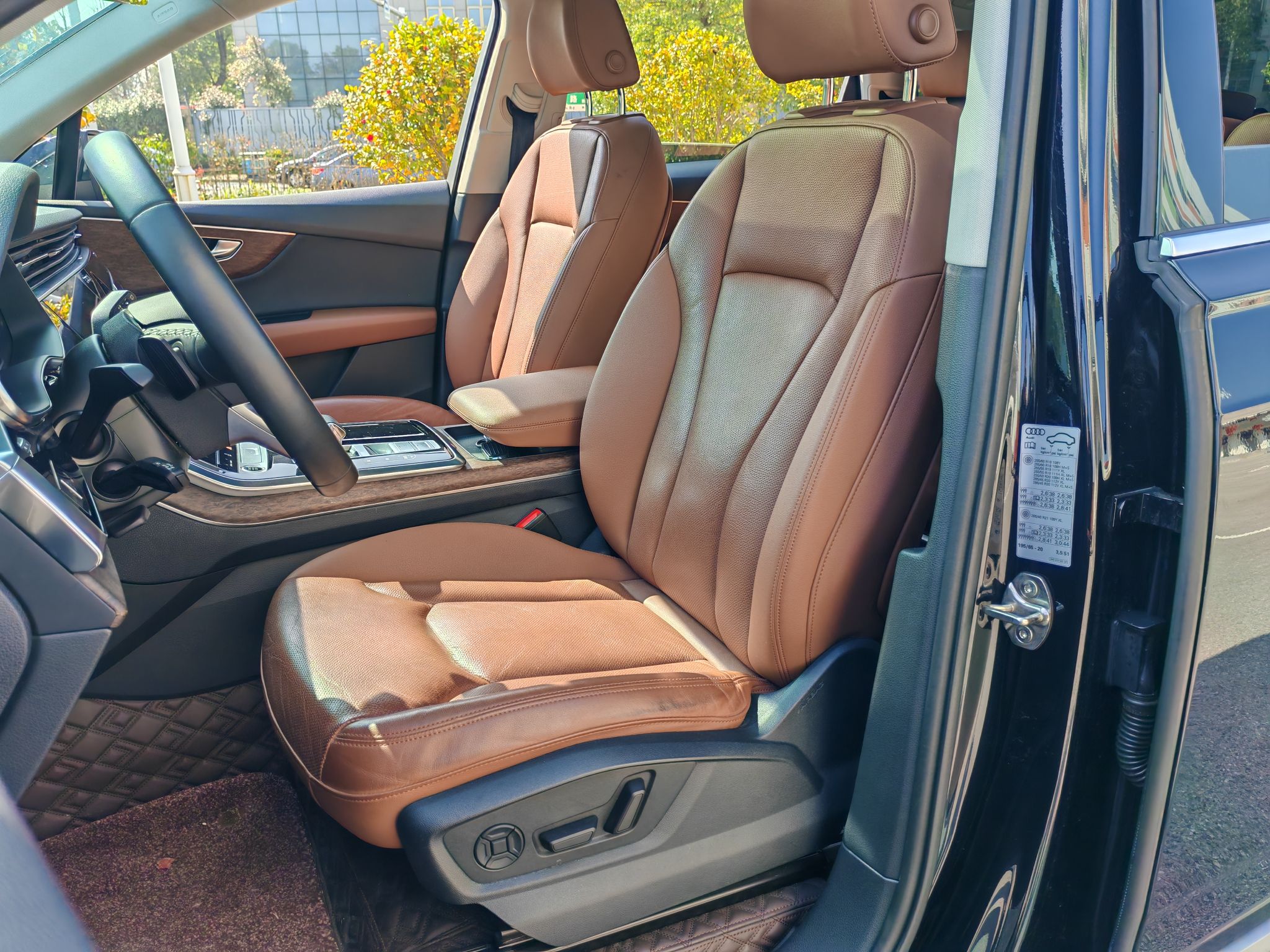 المقاعد الأمامية داخل السيارة