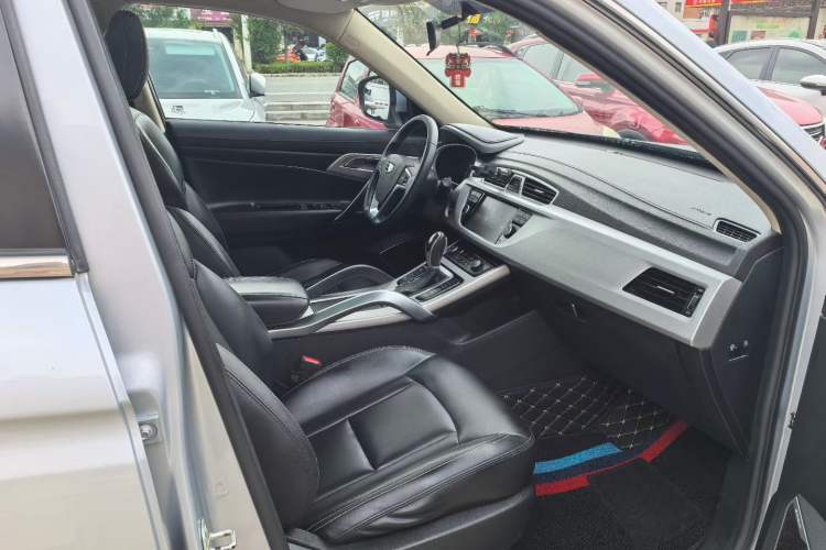 Used Geely Auto Emgrand X7 Sport 2016 1.8TD Automatic Smart Connectivity Version Interior 4