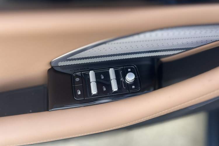 Used Geely Galaxy A7 2025 Model EM-i 150km Starship Edition Interior 7