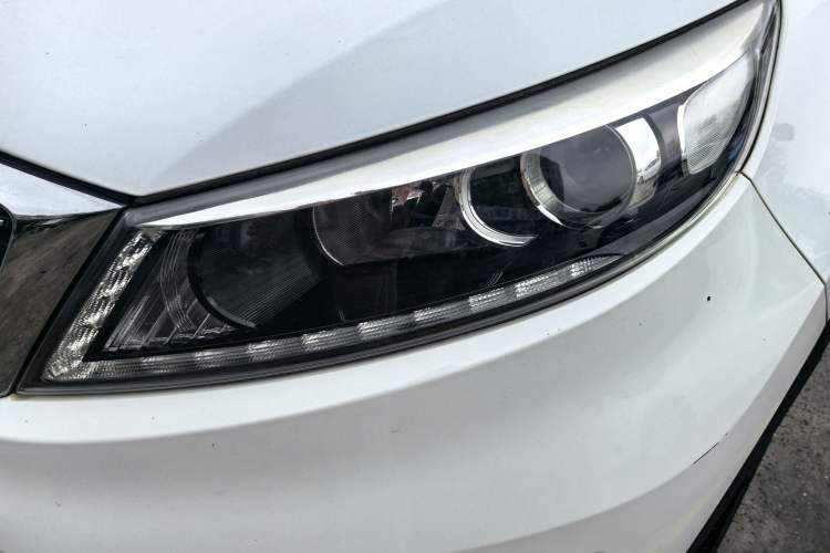 Used Kia Sportage R 2015 2.0L Automatic Two-Wheel Drive DLX Model Exterior 5