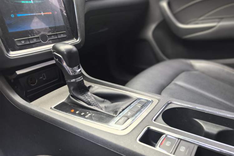 Used Roewe i6 2020 PLUS 1.6L CVT 4G Connected Glory Flagship Edition
