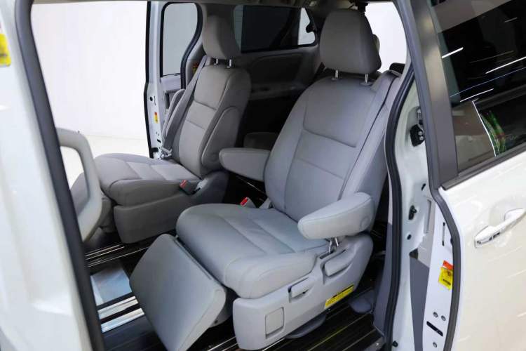 Used Toyota SIENNA  Interior 9