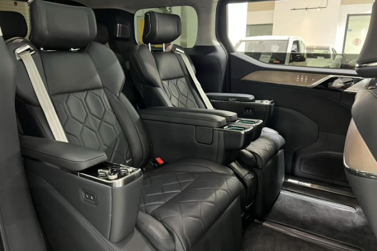 Used Volvo EM90 2025 Ultra Six-Seater Interior 5