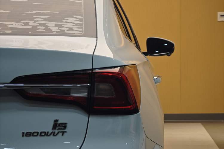 Used Roewe i5 2020 1.5L Automatic 4G Connect Luxury Flagship Edition Exterior 11