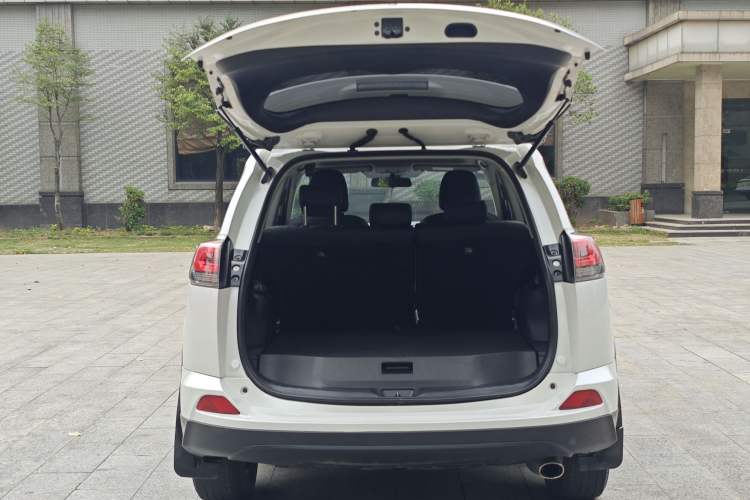 Used Toyota RAV4 2016 2.0L CVT Two-Wheel Drive Fashion Edition China V Standard
