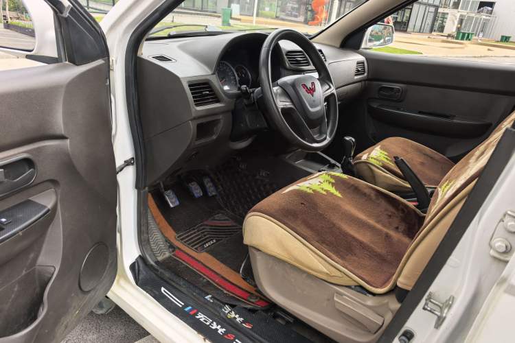 Used Wuling Hongguang 2014 1.5L S Standard Version Interior 2