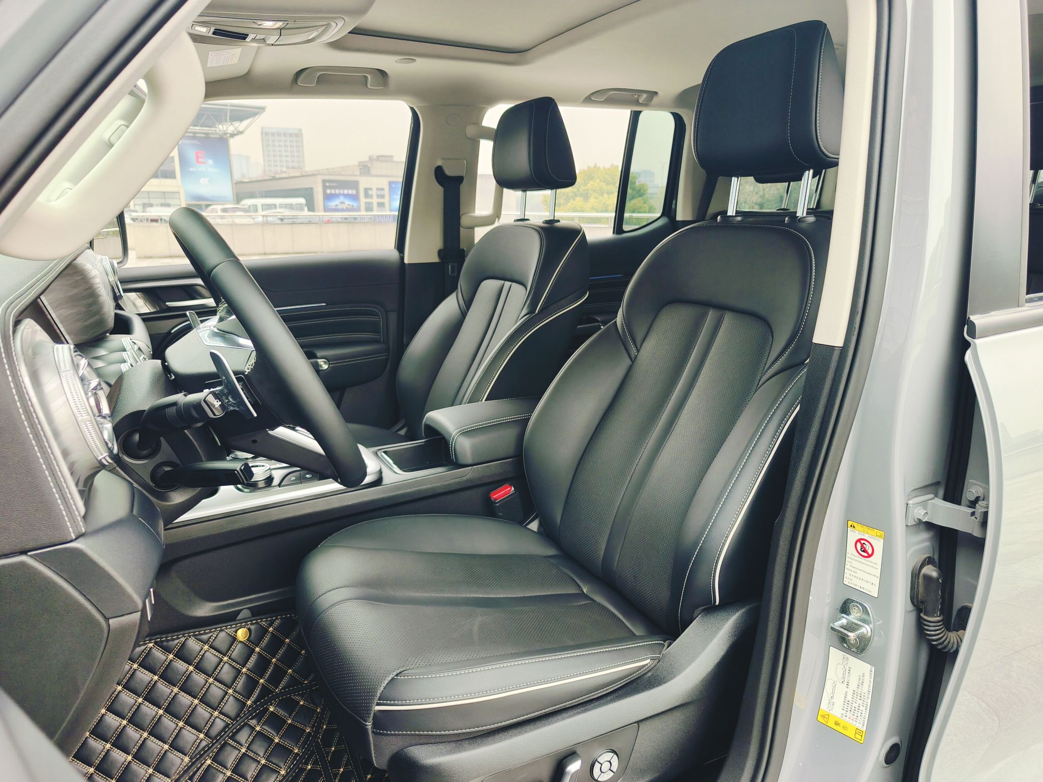 المقاعد الأمامية داخل السيارة