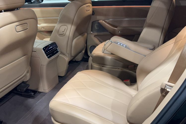 Used Hima AITO M8 2025 Extended-Range Max+ Version 53.4 kWh 6-Seater Edition Left Rear Seat