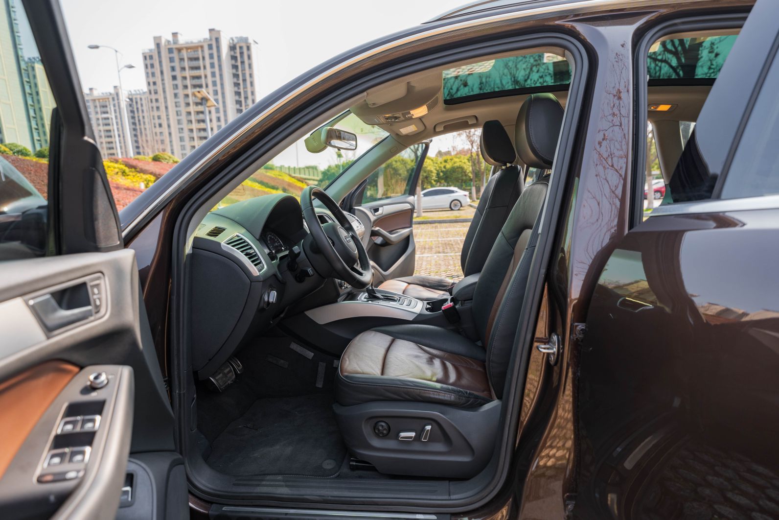 المقاعد الأمامية داخل السيارة