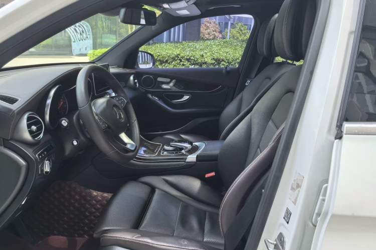 Used Mercedes-Benz GLC 2016 GLC 260 4MATIC Luxury Model Interior 3