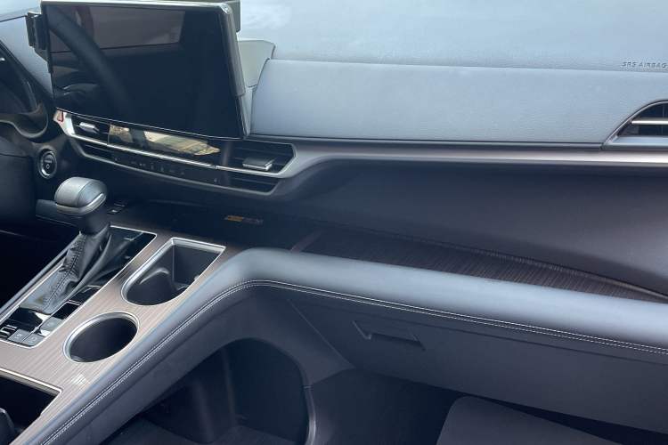 Used Toyota Granvia 2024 2.5L Hybrid Prestige PLUS Four-Wheel Drive Version
