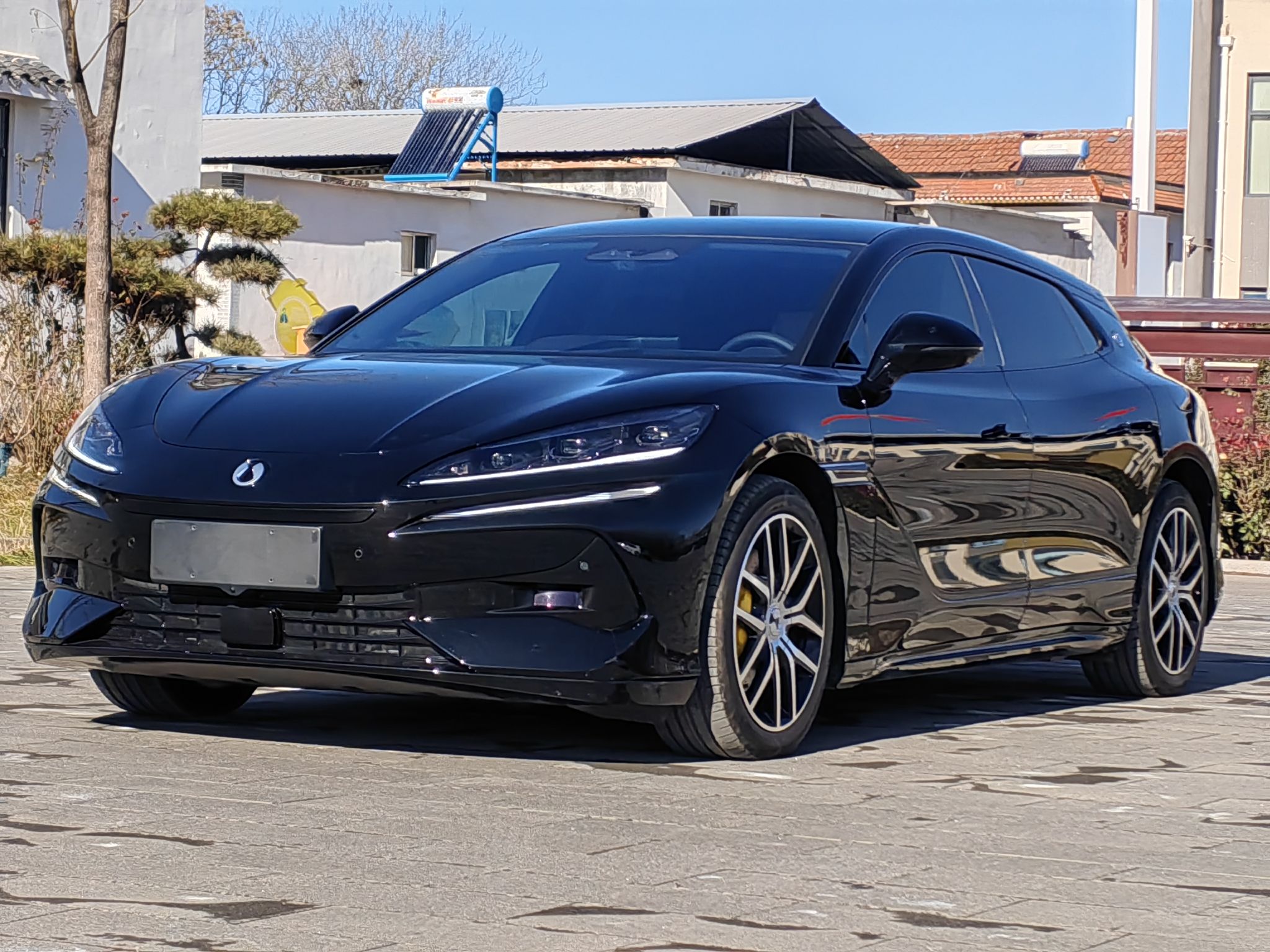 Под передней частью автомобиля