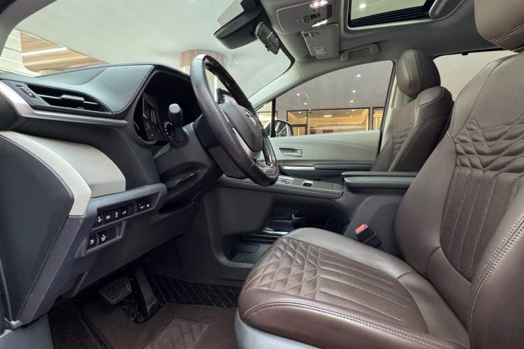 Used Toyota SIENNA 2023 2.5L Hybrid Comfort Edition Interior 5