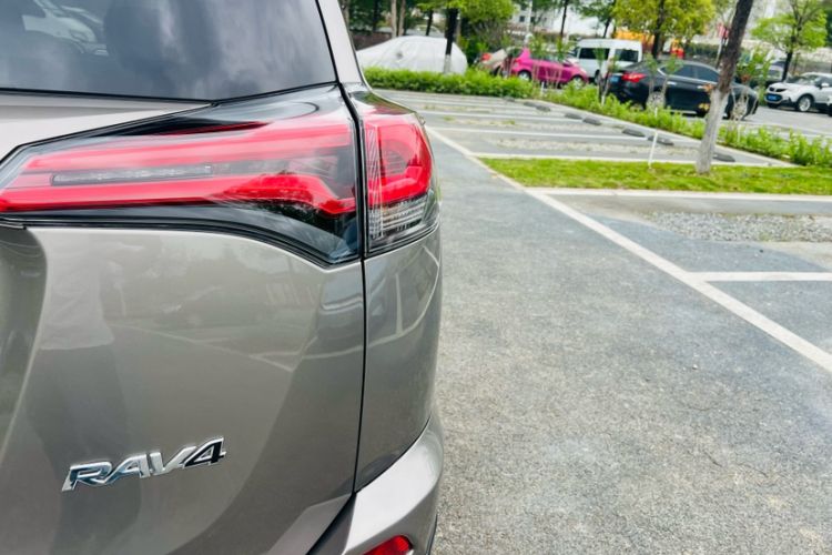 Used Toyota RAV4 2019 2.0L CVT Two-Wheel Drive Luxury Version China VI Standard Exterior 3